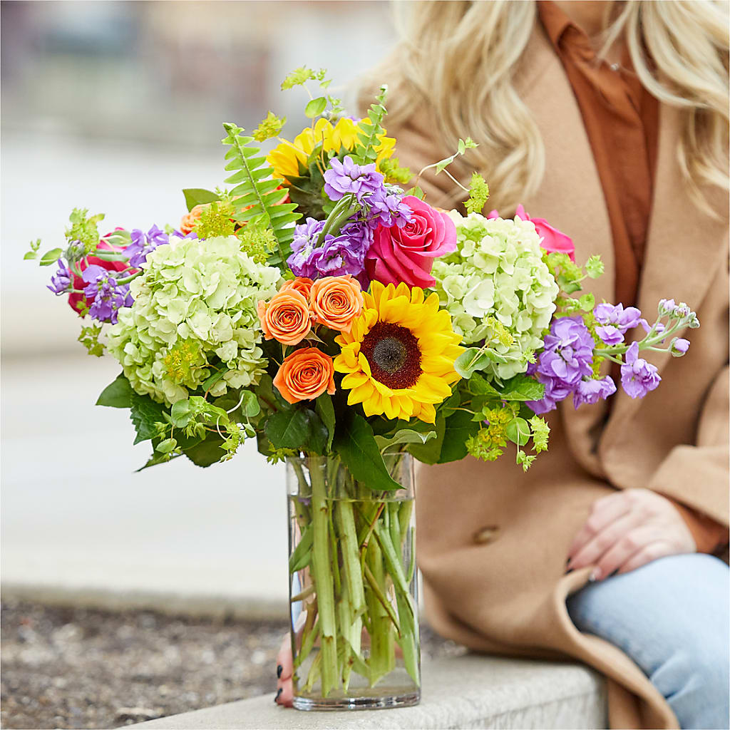 Vibrant Greetings Bouquet –  Maison Des Fleurs Blossome Inc, Lachine PQ